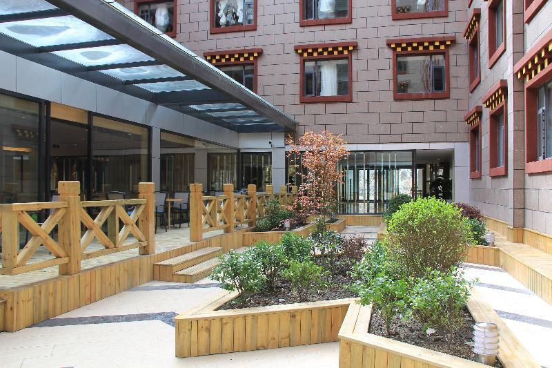Holiday Inn Express Daocheng Yading, An Ihg Hotel Экстерьер фото